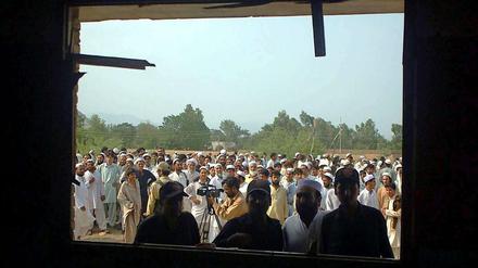 Vor der Moschee in Jamrud versammelte sich nach dem Anschlag eine Menschenmenge.
