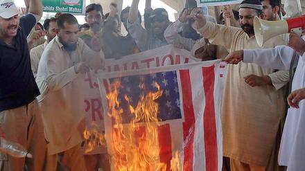 Mit dem Ansehen der USA ist es in Pakistan nicht sehr weit her. Wütende Pakistaner verbrennen eine US-Flagge.