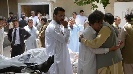 Pakistanische Angehörige der Opfer trauern vor dem Tatort.