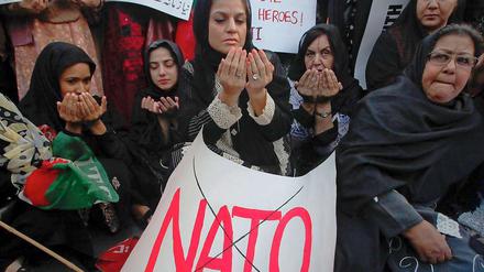In Pakistan demonstrieren Menschen gegen den Nato-Angriff.