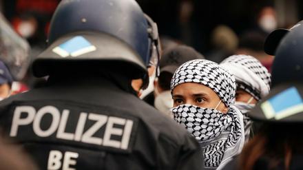 Demonstrationsteilnehmer sprechen mit Polizeibeamten bei einer Kundgebung palästinensischer Unterstützer 