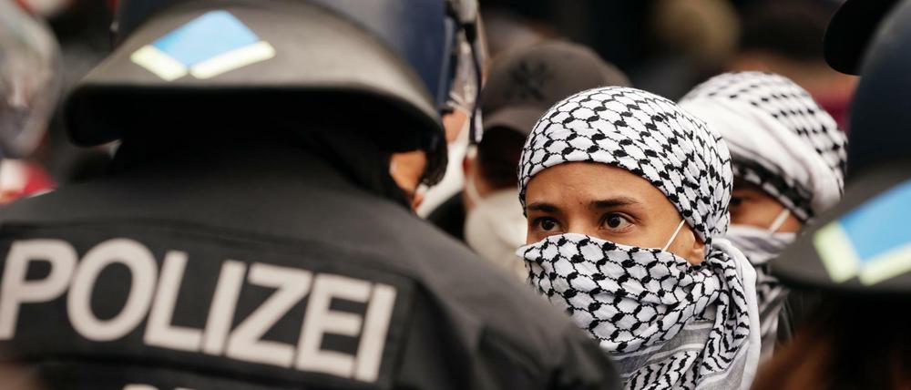 Demonstrationsteilnehmer sprechen mit Polizeibeamten bei einer Kundgebung palästinensischer Unterstützer 