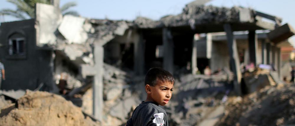 Ein palästinensischer Junge vor den Trümmern eines zerstörten Hauses im Gazastreifen 