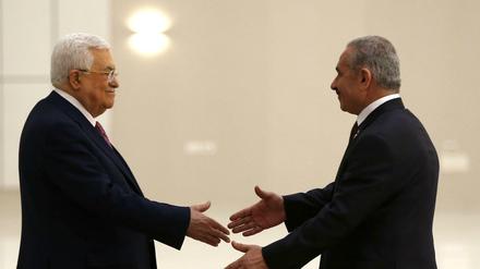 Der palästinensische Präsident Mahmud Abbas (links) mit dem neuen Premierminister Mohammed Schtaje.