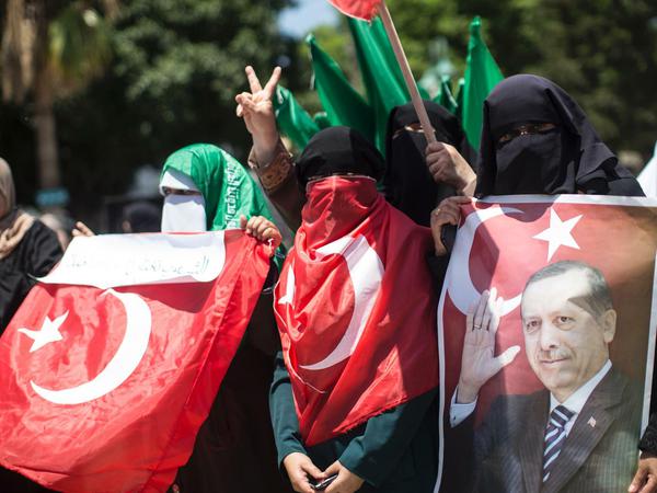 Palästinensische Hamas-Unterstützer zeigen sich nach dem Putschversuch in der Türkei solidarisch mit Erdogan.