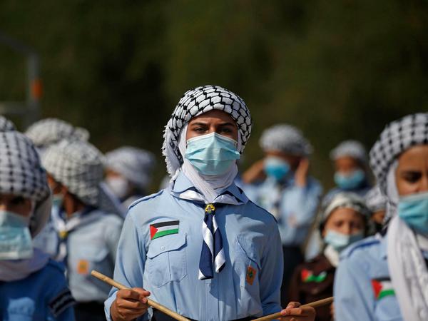 Palästinensische Jugendliche nehmen an einem Marsch von Fatah-Unterstützern im Westjordanland teil.