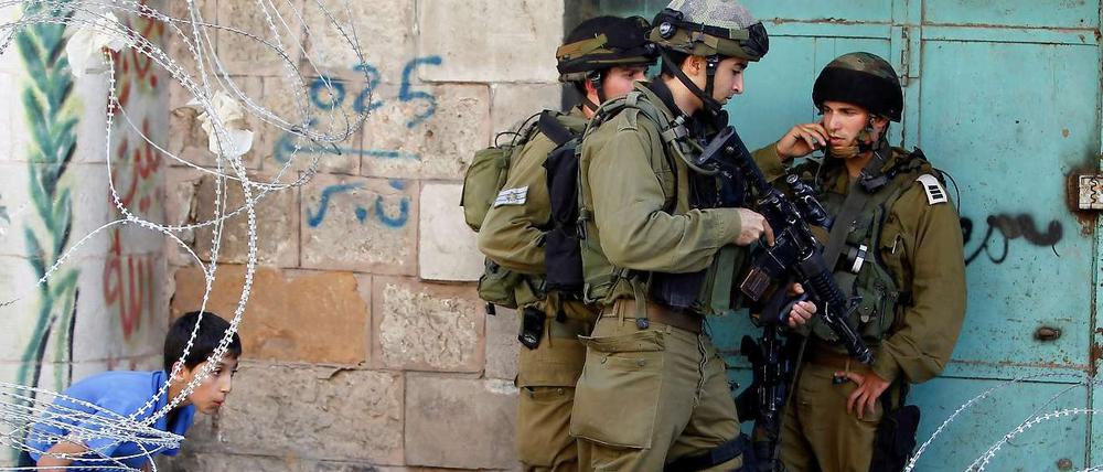 Immer wieder beklagen sich auch israelische Reservisten über die Hebron-Siedler. Eigentlich sind die Soldaten zu deren Schutz abgestellt, doch oft müssen sie stattdessen die Palästinenser schützen und werden von den Siedlern dafür verachtet und bekämpft.
