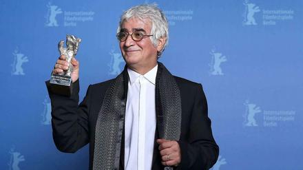 Hauptdarsteller und Co-Regisseur Kambozia Partovi auf der Berlinale zeigt stolz die Trophäe. 