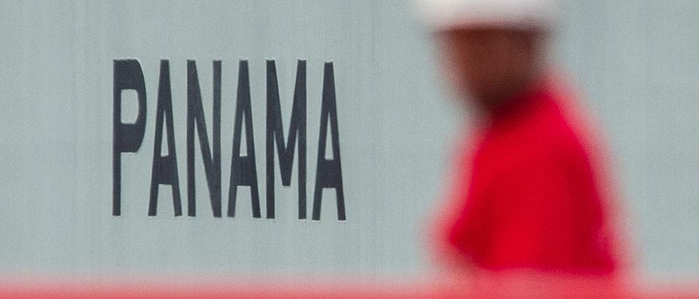 Der Schriftzug „Panama“ an einem Containerschiff. Das Land gilt weiterhin als internationale Steueroase.