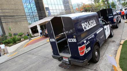 Polizeiwagen fuhren am Dienstag vor dem Sitz von Mossack Fonseca in Panama-City vor.
