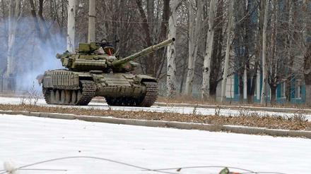 Ein russischer Panzer ohne Kennzeichen ist nahe Donezk unterwegs.