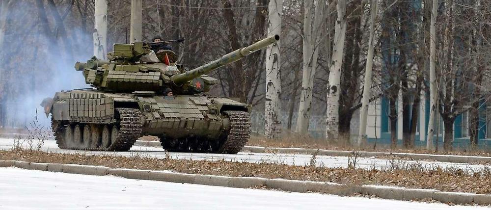 Ein russischer Panzer ohne Kennzeichen ist nahe Donezk unterwegs.