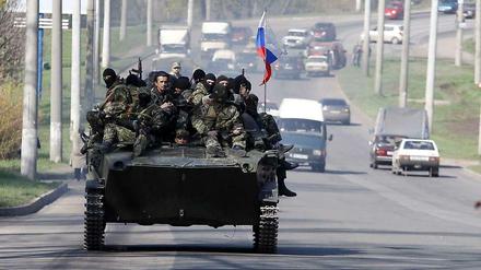 Erobert? Übergelaufen? Prorussische Aufständische am Mittwoch auf einem ukrainischen Panzer in der ostukrainischen Stadt Kramatorsk.