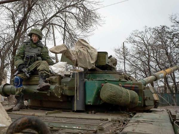 Ein pro-russischer Kämpfer in der Ostukraine am 7. Februar auf einem Panzer. 