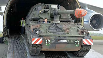 Hintergrund der Ermittlungen gegen die früheren SPD-Politiker ist laut "SZ" der Verkauf von Panzerhaubitzen nach Griechenland.