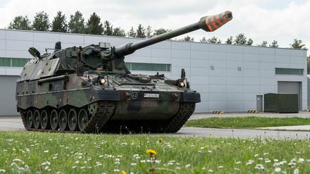 Eine Panzerhaubitze 2000 fährt auf dem Gelände der Albkaserne der Bundeswehr. 