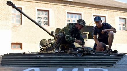 Pro-russische Separatisten versuchen im Süden von Donezk einen Panzer zu reparieren.
