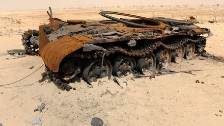 Panzerwrack in der Nähe von Adschdabija. In Libyen werden immer mehr Rebellen bei Nato-Einsätzen getötet.
