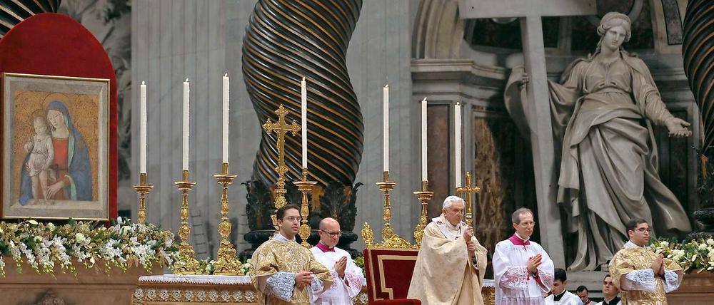 Feierlich: Der Papst feiert die Christmette im Petersdom.