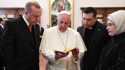 Papst Franziskus heißt Recep Tayyip Erdogan und dessen Frau Emine Erdogan vor einer Privataudienz im Vatikan willkommen.