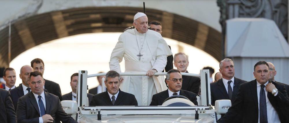 Papst Franziskus bei der Ankunft auf dem Petersplatz