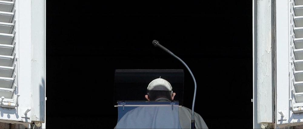 Papst Franziskus verlässt das Fenster, nachdem er das Angelus-Mittagsgebet auf dem Petersplatz gehalten hat. 