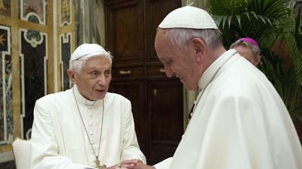 Papst Franziskus (rechts) und sein Vorgänger Benedikt (Archivbild vom Juni 2016) 