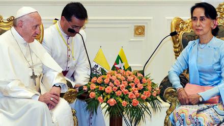 Papst Franziskus und Myanmars Regierungschefin Aung San Suu Kyi am Dienstag in Naypyitaw, Myanmar.