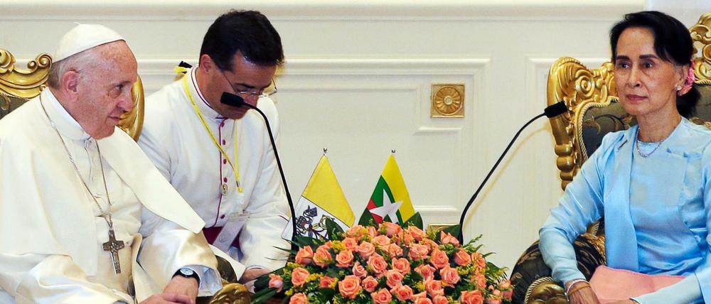 Papst Franziskus und Myanmars Regierungschefin Aung San Suu Kyi am Dienstag in Naypyitaw, Myanmar.