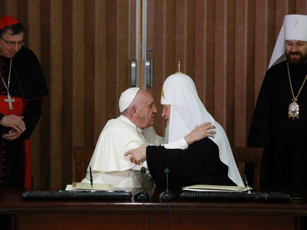 Papst Franziskus und Patriarch Kyrill I. umarmen sich nach der Unterzeichnung einer gemeinsamen Erklärung am Flughafen von Havanna. 