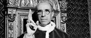 Das Pontifikat von Papst Pius XII. dauerte von 1939 bis 1958. Er wurde nach dem Zweiten Weltkrieg kritisiert, über den Holocaust geschwiegen zu haben. 