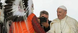 Papst Franziskus (r) trifft Mitglieder indigener Gemeinschaften, darunter First Nations, Metis und Inuit, in Kanada.