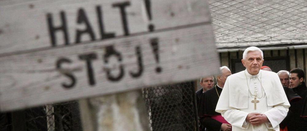 Papst Benedikt XVI. bei einem Besuch in Auschwitz. Sein Nachfolger Franziskus reist auch viel um die Welt - und mischt sich aktiv in politische Belange ein. 