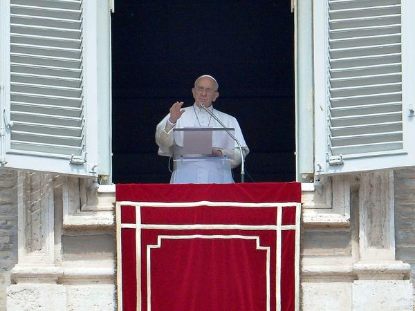 Papst Franziskus fordert schnelle und entschiedene Reaktion auf Flüchtlings-Drama im Mittelmeer.