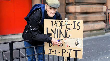 "Pope is lying" (deutsch: "Der Papst lügt") steht auf dem Plakat dieses Papst-Gegners in Edinburgh.