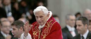 Vom Amt gezeichnet: Papst Benedikt XVI. - hier ein Bild von diesem Samstag in Rom - tritt zurück, weil er sich dem Pontifikat nicht mehr gewachsen fühlt.