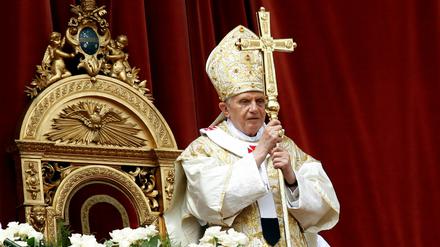Als Höhepunkt der Ostermesse erteilte Benedikt XVI. den Segen "Urbi et Orbi".