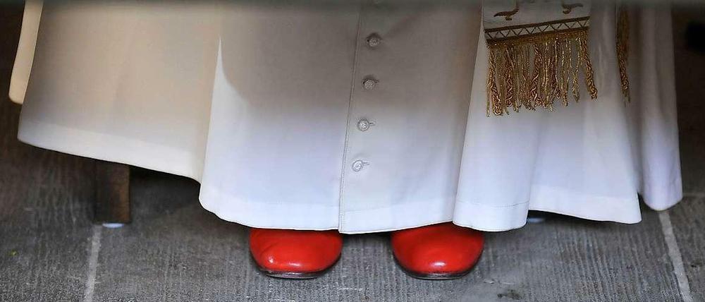 "Nicht ich bin das Amt, sondern das Amt ist mir gegeben worden", so argumentiere Benedikt XVI. sagt der Berliner Theologe Rainer Kampling. "Das ist zutiefst katholisch." Das einzige, was an diesem Papst nicht zutiefst katholisch ist, sind seine roten Schuhe. 