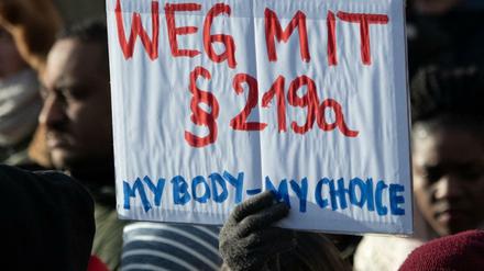 Teilnehmer einer Demonstration fordern, das Werbeverbot für Abtreibungen abzuschaffen