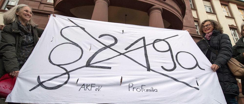 Protest gegen den Paragrafen 219a StGB: Die Opposition prüft jetzt Klage in Karlsruhe.