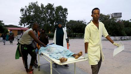 Helfer versorgen einen Verletzten nach dem Angriff in Mogadischu.
