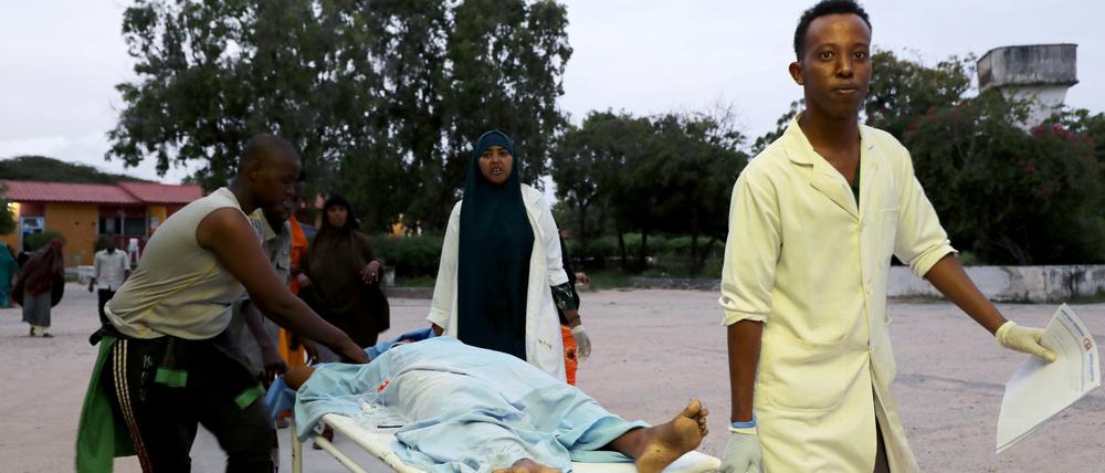 Helfer versorgen einen Verletzten nach dem Angriff in Mogadischu.