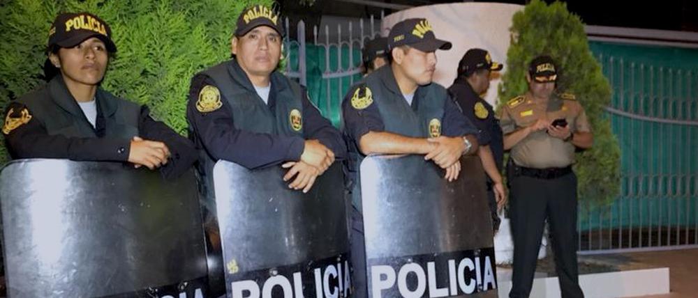 Gut bewacht. Polizisten bewachen in Peru das Anwesen des freigelassenen Ex-Präsident Fujimori.