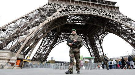 Ein Soldat vor dem Eiffelturm in Paris 
