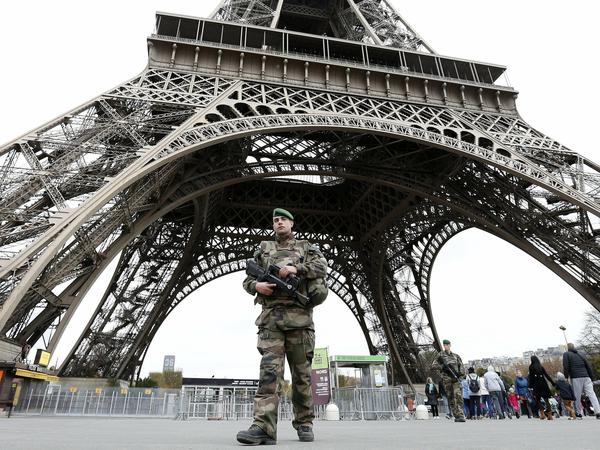 Einer der mutmaßlichen Attentäter von Paris konnte identifiziert werden. Er war Franzose und dem Geheimdienst bekannt.