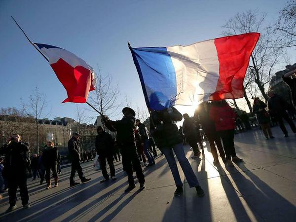 Schon am Sonntagvormittag versammelten sich einige Menschen in Paris. Am Nachmittag startet der Trauermarsch, zum dem Hunderttausende erwartet werden.