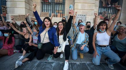 Frauen protestieren Ende Juni gegen Gérald Darmanin in Paris.