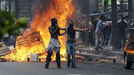 Bei einer Demonstration gegen Israels Militäreinsatz im Gazastreifen kam es am Sonntag in Paris zu schweren Ausschreitungen.