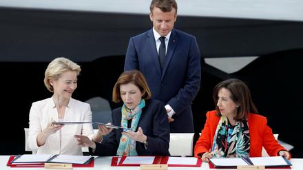 Die drei Verteidigungsministerinnen Deutschlands, Frankreichs und Spaniens unterzeichnen im Beisein von Frankreichs Präsident Macron den Vertrag über das milliardenschwere Rüstungsvorhaben. 