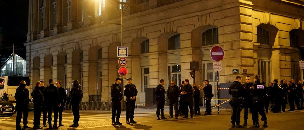 Polizisten stehen am 09.05.2017 in Paris, Frankreich, am Nordbahnhof (Gare du Nord) nach einem Großeinsatz Wache.